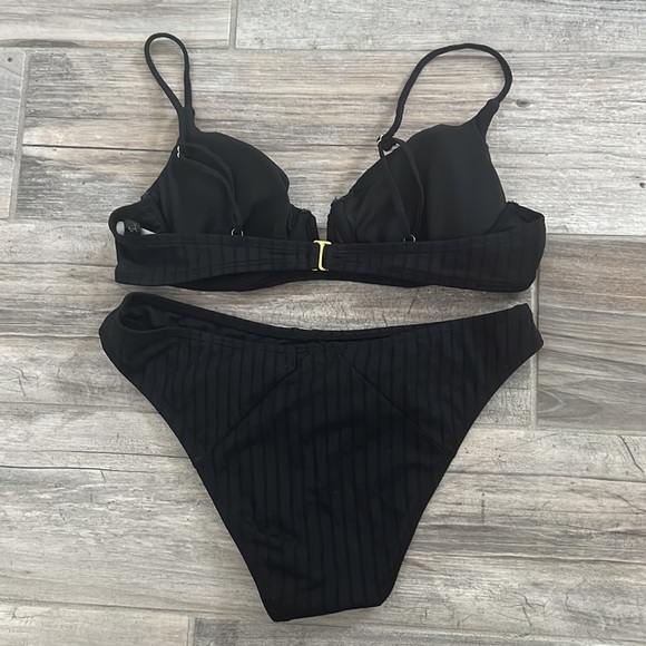 TRILLIUM a black swimsuit - Picture 2 of 2